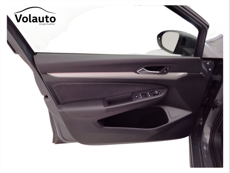 GuidiCar - VOLKSWAGEN Golf 2023 Golf 1.0 etsi evo Life 110cv dsg Usato