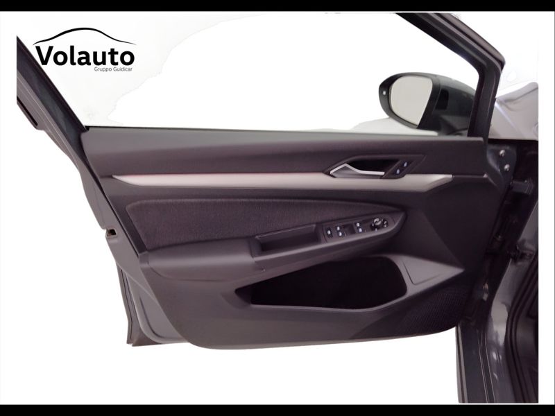 GuidiCar - VOLKSWAGEN Golf 2023 Golf 1.0 etsi evo Life 110cv dsg Usato