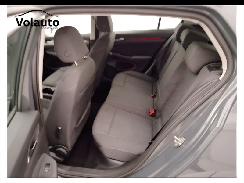 GuidiCar - VOLKSWAGEN Golf 2023 Golf 1.0 etsi evo Life 110cv dsg Usato