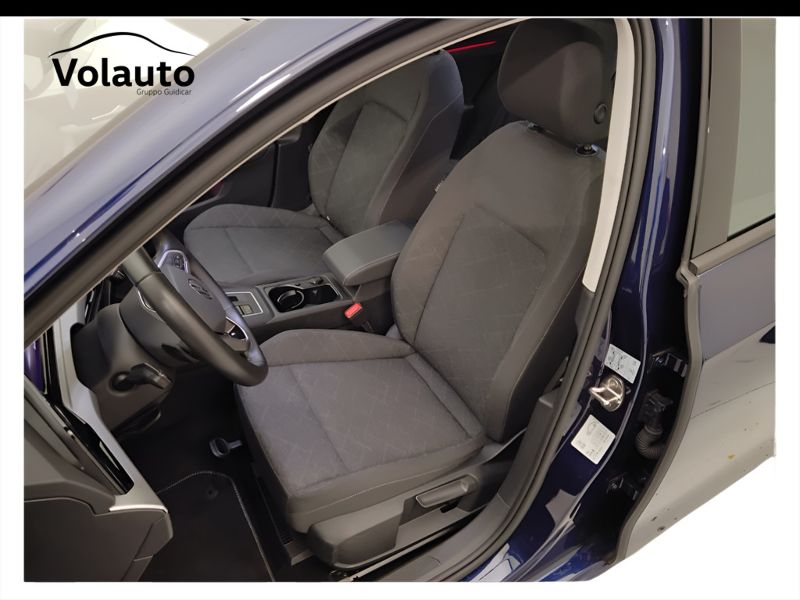 GuidiCar - VOLKSWAGEN Golf 2024 Golf 1.0 etsi evo Life 110cv dsg Usato