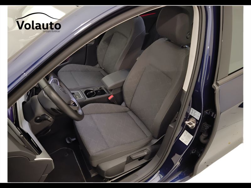 GuidiCar - VOLKSWAGEN Golf 2024 Golf 1.0 etsi evo Life 110cv dsg Usato