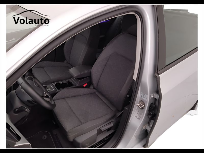 GuidiCar - VOLKSWAGEN Golf 2024 Golf 1.0 etsi evo Life 110cv dsg Usato