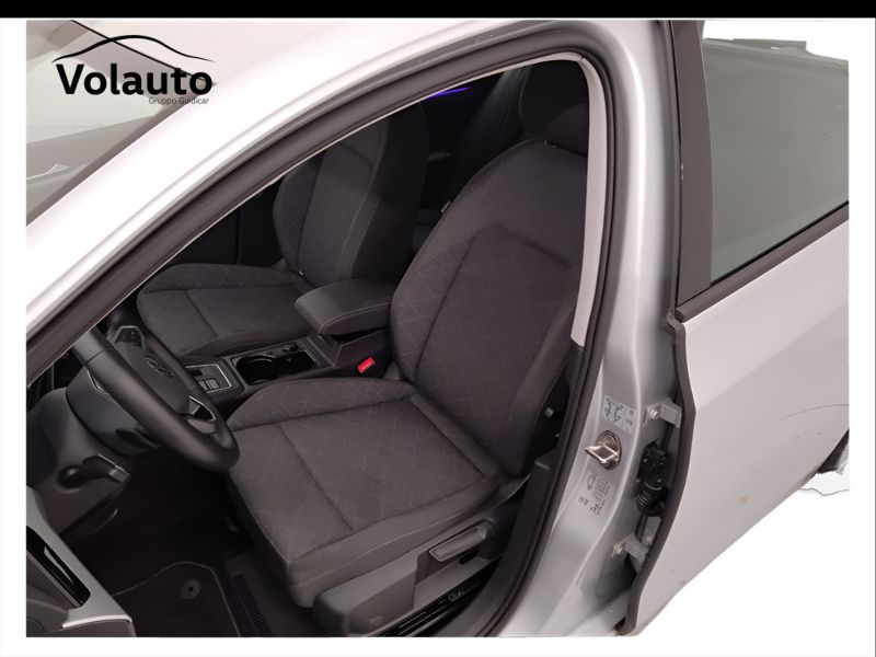 GuidiCar - VOLKSWAGEN Golf 2024 Golf 1.0 etsi evo Life 110cv dsg Usato