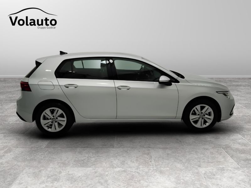 GuidiCar - VOLKSWAGEN Golf 2024 Golf 1.0 etsi evo Life 110cv dsg Usato