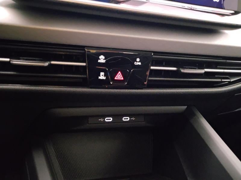 GuidiCar - VOLKSWAGEN Golf 2024 Golf Variant 1.5 etsi Life 115cv dsg Aziendale