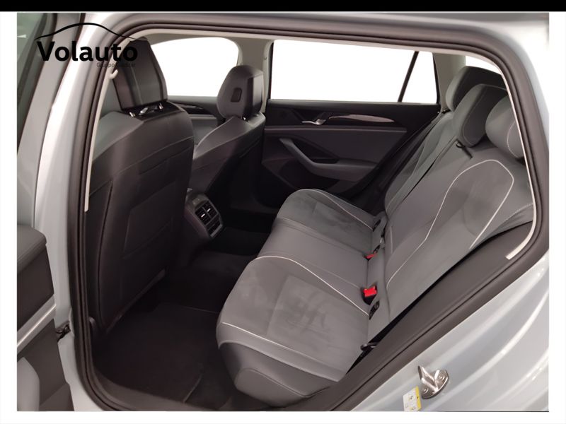 GuidiCar - VOLKSWAGEN Passat 2024 Passat 2.0 tdi scr Business 150cv dsg Usato