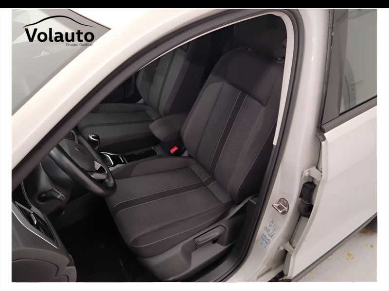 GuidiCar - VOLKSWAGEN T-Roc 2022 T-Roc 1.0 tsi Life Usato