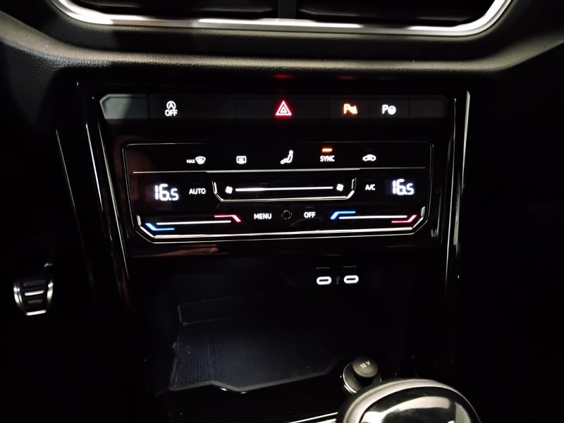 GuidiCar - VOLKSWAGEN T-Roc 2023 T-Roc 1.0 tsi R-Line Usato