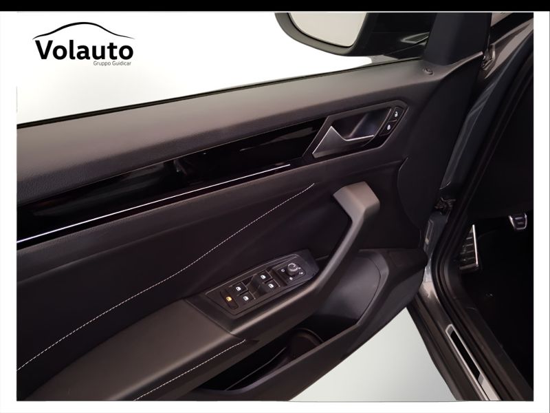 GuidiCar - VOLKSWAGEN T-Roc 2023 T-Roc 1.0 tsi R-Line Usato