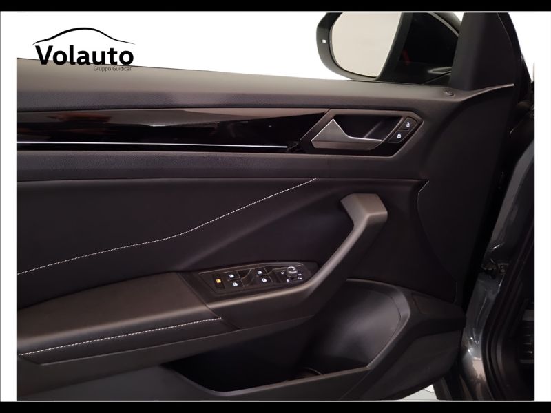 GuidiCar - VOLKSWAGEN T-Roc 2023 T-Roc 1.0 tsi R-Line Usato