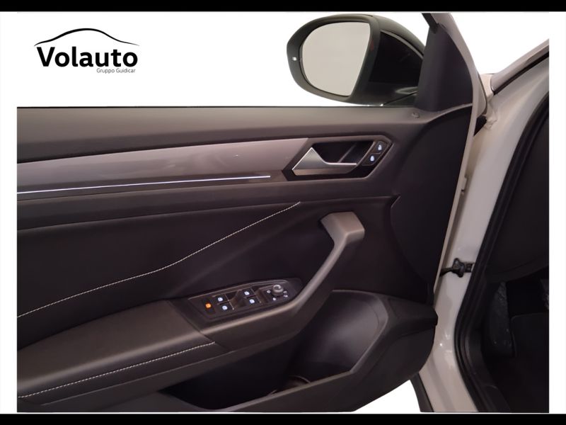 GuidiCar - VOLKSWAGEN T-Roc 2023 T-Roc 1.0 tsi Style Usato