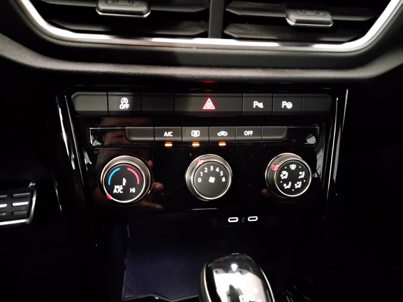 GuidiCar - VOLKSWAGEN T-Roc 2022 T-Roc 2.0 tdi scr R-Line 150cv dsg Usato