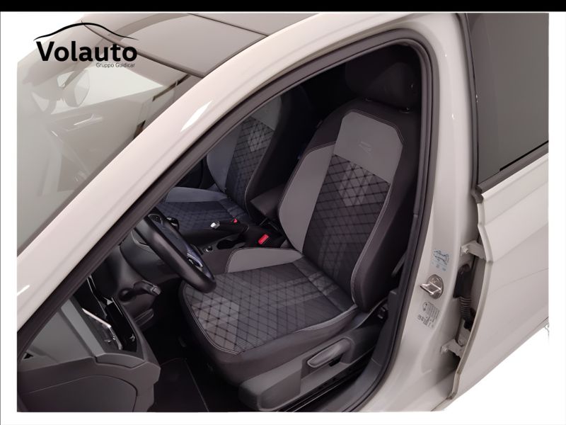 GuidiCar - VOLKSWAGEN Taigo 2022 Taigo 1.0 tsi R-Line 110cv Usato