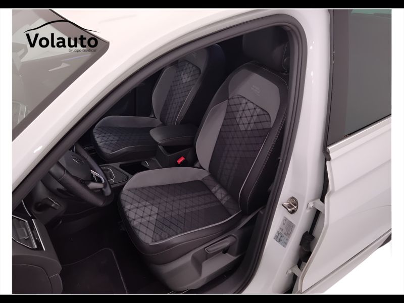 GuidiCar - VOLKSWAGEN Tiguan 2023 Tiguan 1.5 tsi act R-Line 150cv dsg Usato