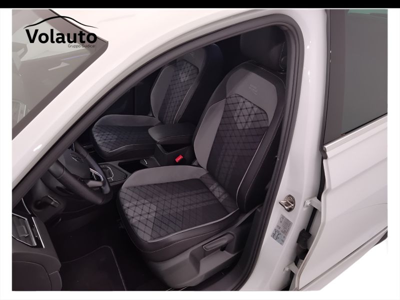 GuidiCar - VOLKSWAGEN Tiguan 2023 Tiguan 1.5 tsi act R-Line 150cv dsg Usato