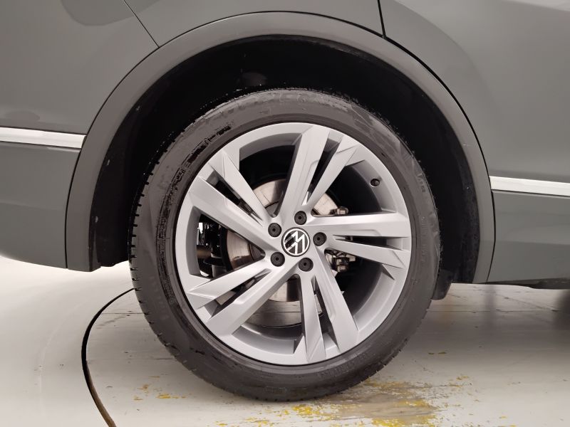 GuidiCar - VOLKSWAGEN Tiguan 2023 Tiguan 2.0 tdi scr R-Line 150cv dsg Usato