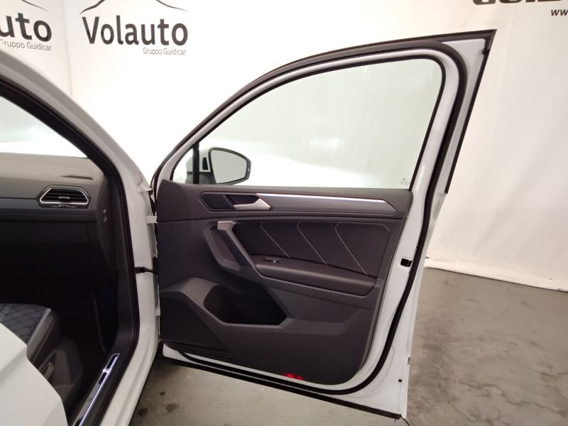 GuidiCar - VOLKSWAGEN Tiguan 2021 Tiguan 2.0 tdi scr R-Line 4motion 150cv dsg Usato