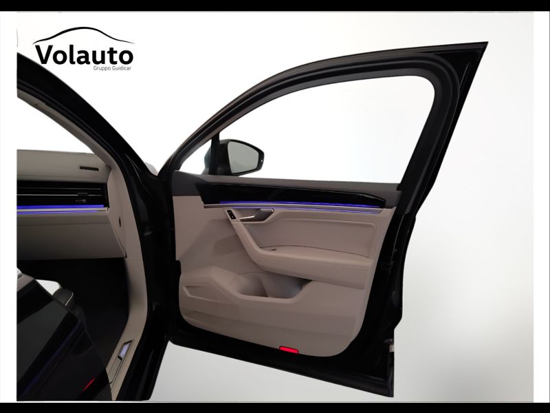 GuidiCar - VOLKSWAGEN Touareg 2021 Touareg 3.0 V6 tdi Elegance R-Line Exterior Pack 231cv tiptronic Usato