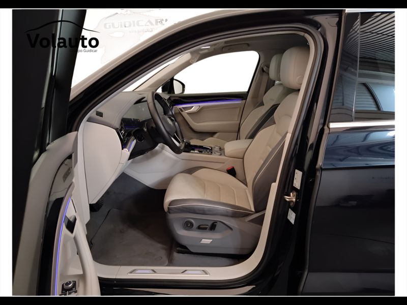 GuidiCar - VOLKSWAGEN Touareg 2021 Touareg 3.0 V6 tdi Elegance R-Line Exterior Pack 231cv tiptronic Usato