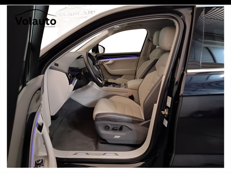 GuidiCar - VOLKSWAGEN Touareg 2021 Touareg 3.0 V6 tdi Elegance R-Line Exterior Pack 231cv tiptronic Usato
