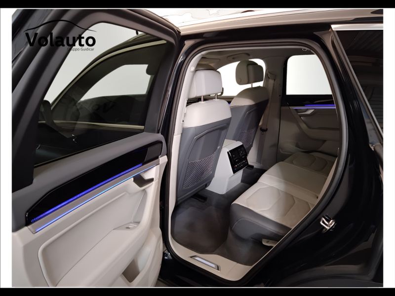 GuidiCar - VOLKSWAGEN Touareg 2021 Touareg 3.0 V6 tdi Elegance R-Line Exterior Pack 231cv tiptronic Usato