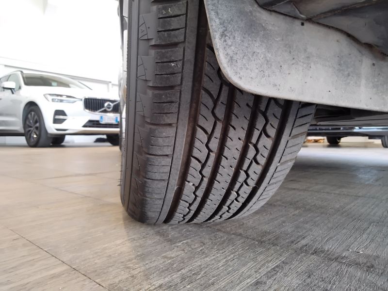 GuidiCar - VOLVO XC40 2021 XC40 1.5 t2 Momentum my21 Usato