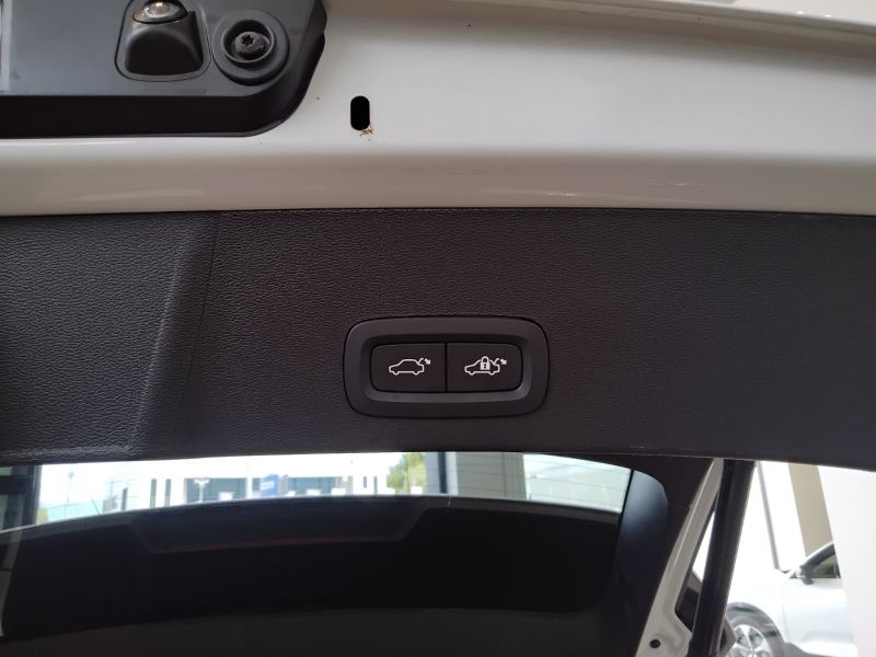 GuidiCar - VOLVO XC40 2021 XC40 1.5 t2 Momentum Pro my21 Usato