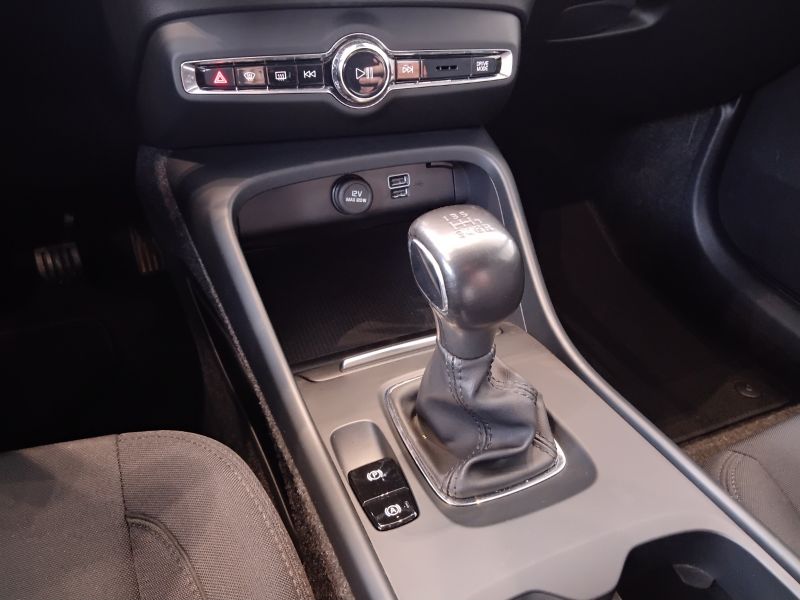GuidiCar - VOLVO XC40 2021 XC40 1.5 t2 Momentum Pro my21 Usato
