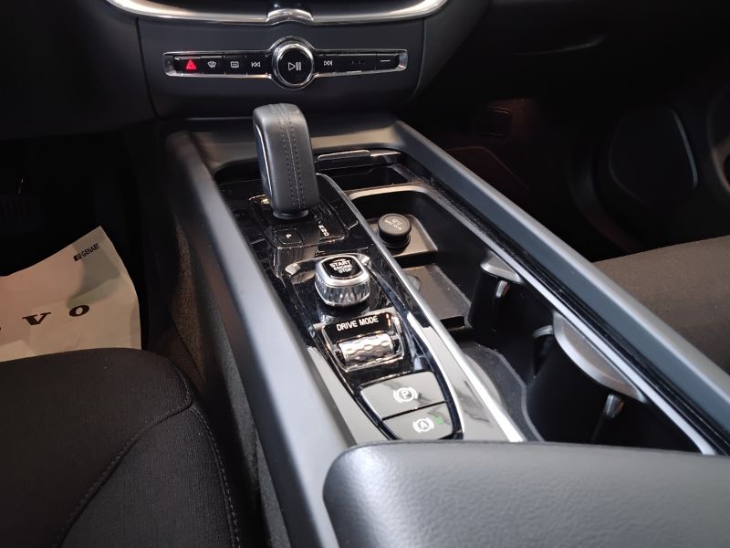 GuidiCar - VOLVO XC60 2021 XC60 2.0 B4 Momentum auto Usato