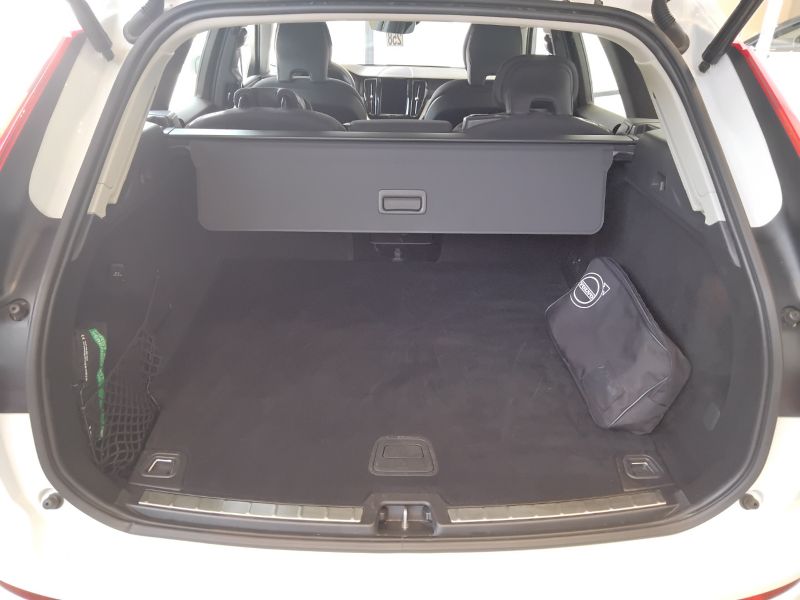 GuidiCar - VOLVO XC60 2021 XC60 2.0 B4 Momentum auto Usato