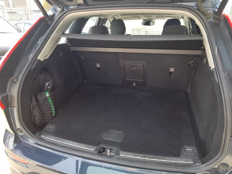 GuidiCar - VOLVO XC60 2022 XC60 2.0 B4 Momentum awd auto Usato