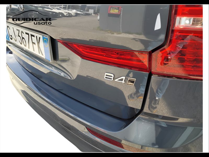 GuidiCar - VOLVO XC60 2022 XC60 2.0 B4 Momentum awd auto Usato