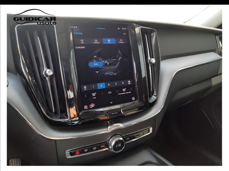 GuidiCar - VOLVO XC60 2022 XC60 2.0 B4 Momentum awd auto Usato