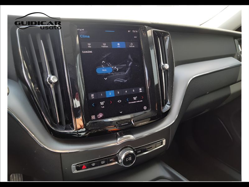 GuidiCar - VOLVO XC60 2022 XC60 2.0 B4 Momentum awd auto Usato