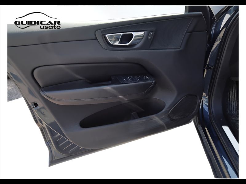 GuidiCar - VOLVO XC60 2022 XC60 2.0 B4 Momentum awd auto Usato