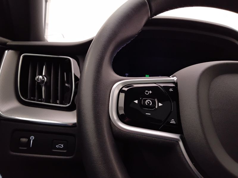 GuidiCar - VOLVO XC60 2022 XC60 2.0 B4 R-Design awd auto Usato