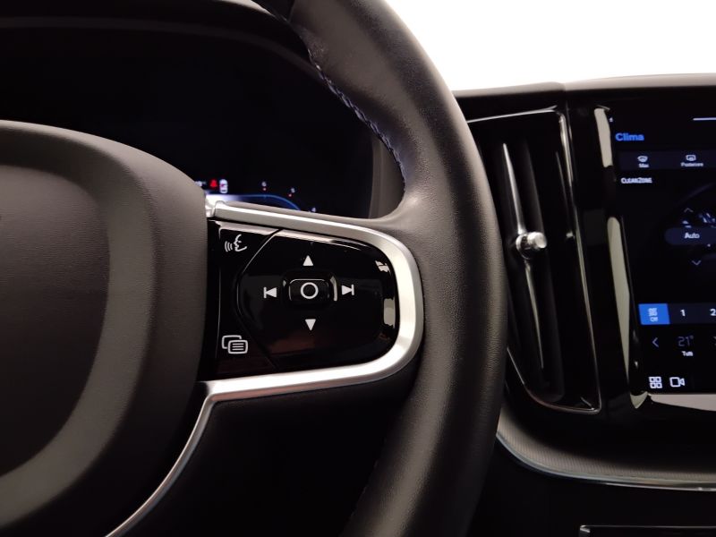 GuidiCar - VOLVO XC60 2022 XC60 2.0 B4 R-Design awd auto Usato